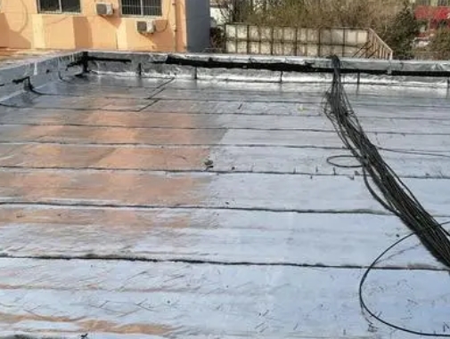 白朗卫生间漏水维修公司分享下白朗屋面楼顶防水刚性防水层施工要点。